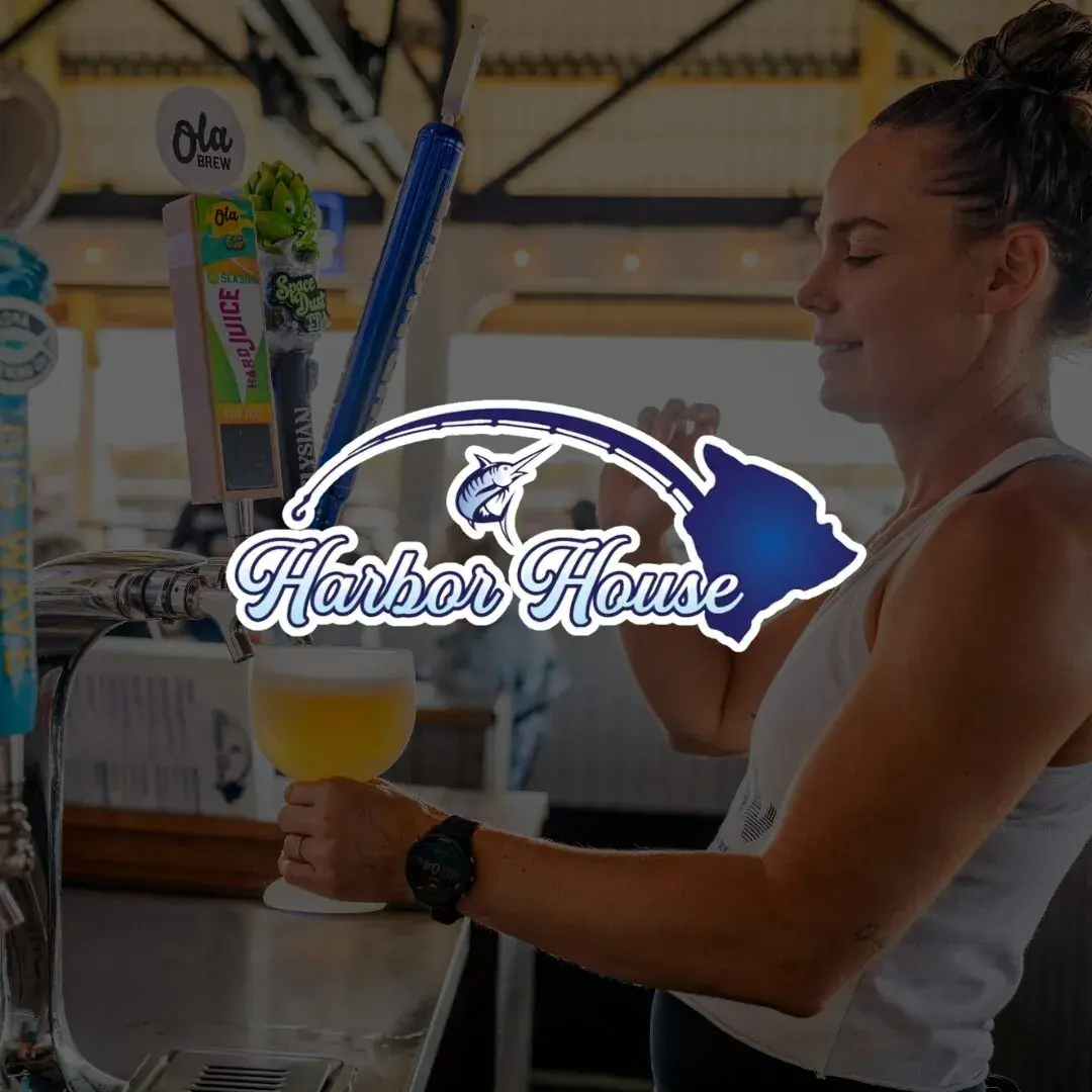 Bartender pouring an ice-cold draft schooner at Harbor House Kona